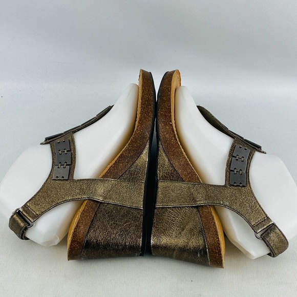 Womens 9M Me Too Kaylen Wedge Sandals Metallic‎ Gold Leather Cork Soles 3" Heels - Picture 6 of 10